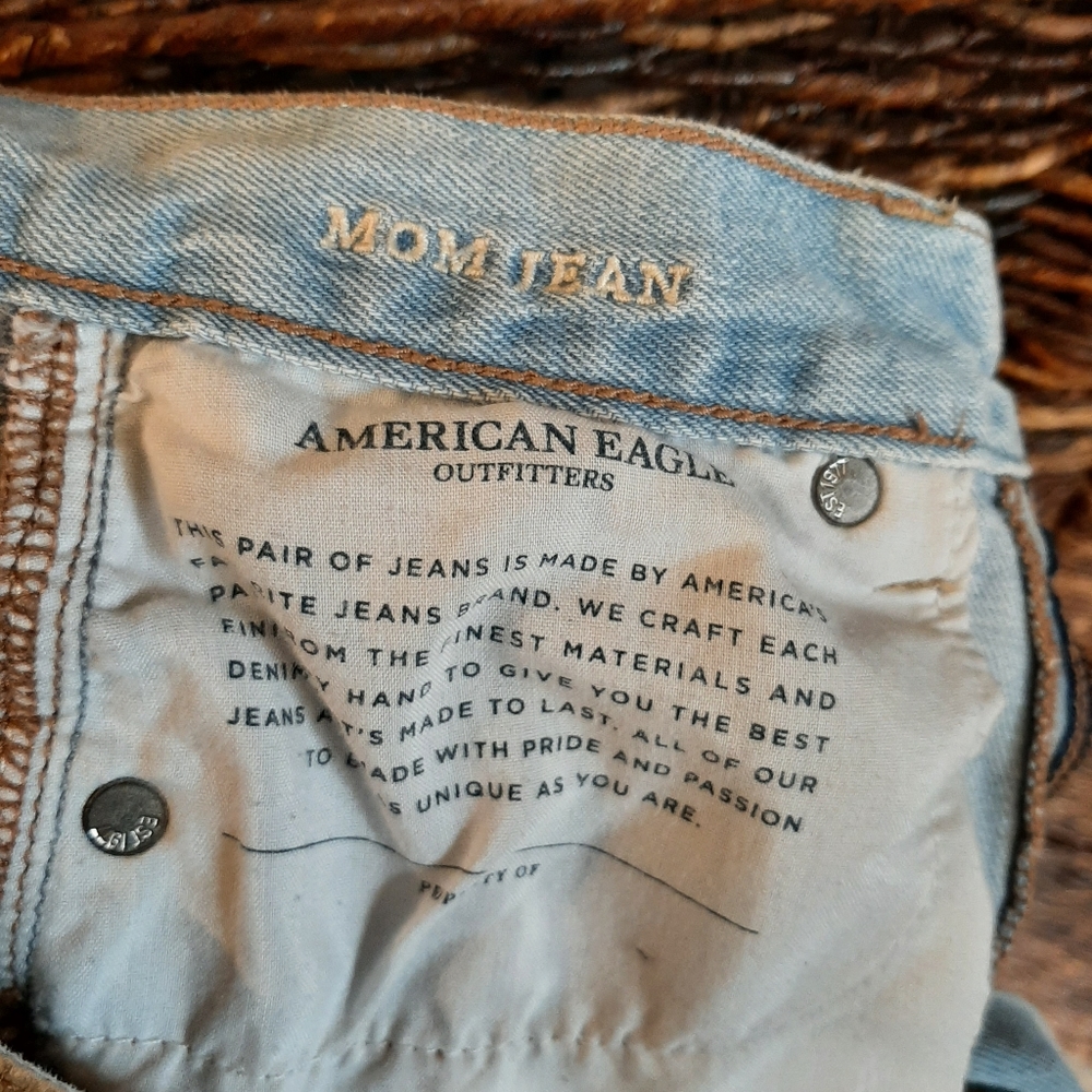American Eagle Size 0 High Rise Destroyed Mom Jean Light Wash Ripped Distressed - Picture 8 of 10